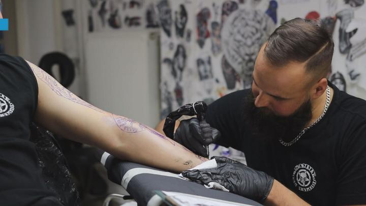 Sammy a tetováló művész