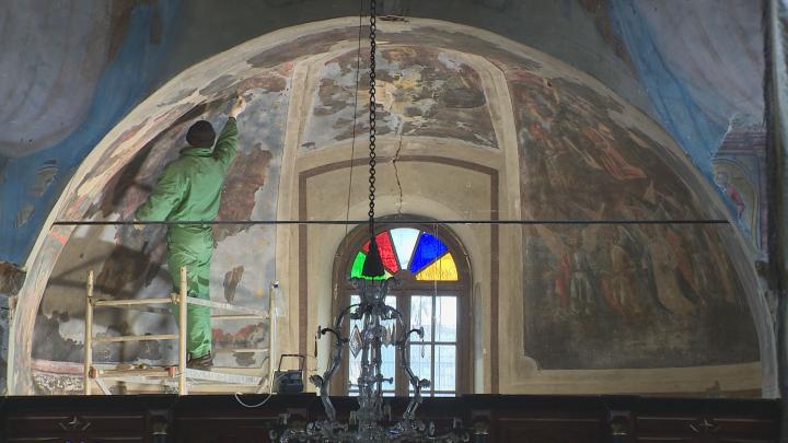 Restaurátor dolgozik a majsi szerb templomban