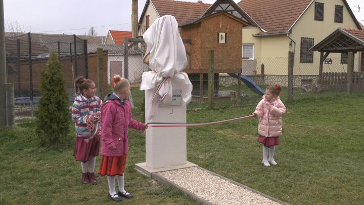 Petőfi szobrot avattak Máriakéménden