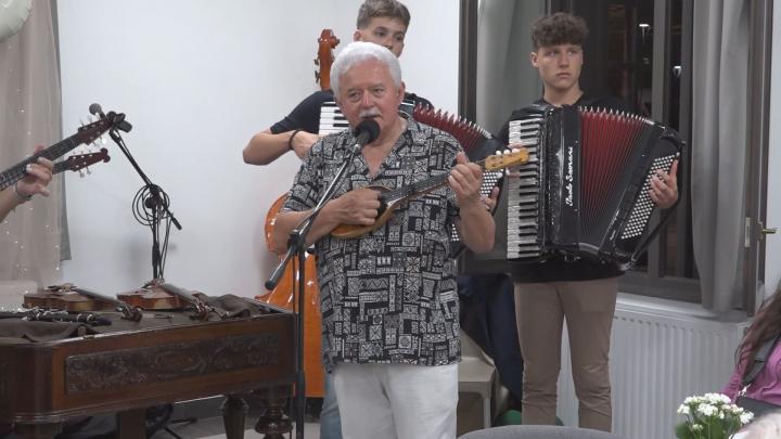 70 éves a népszerű tambura zenész