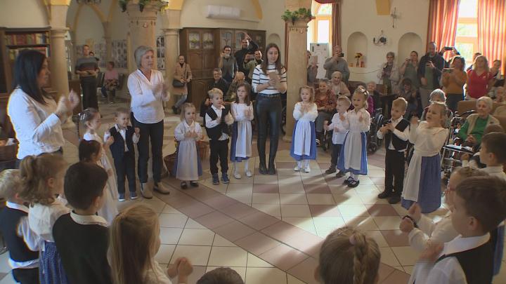 Időseket köszöntöttek az óvodások