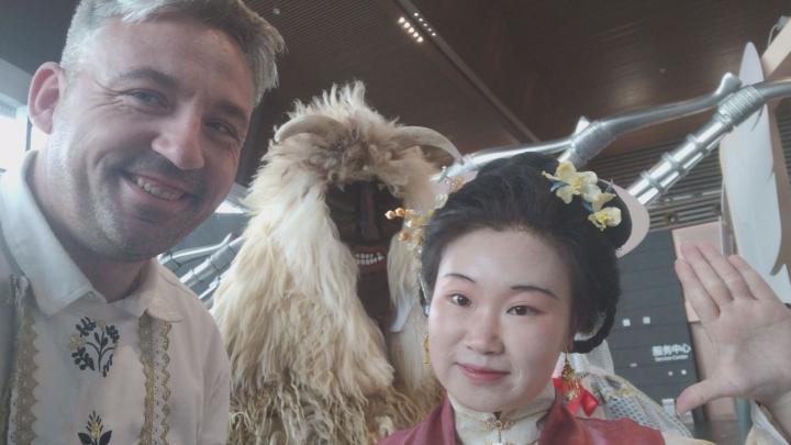 Baráth Gábor maszkfaragó Kínában járt