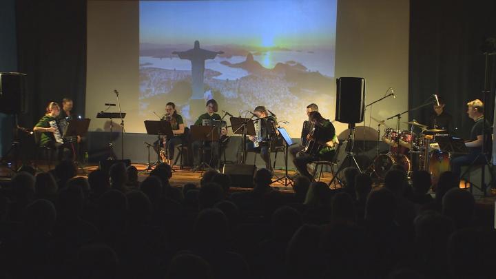 Harmonikával a világ körül